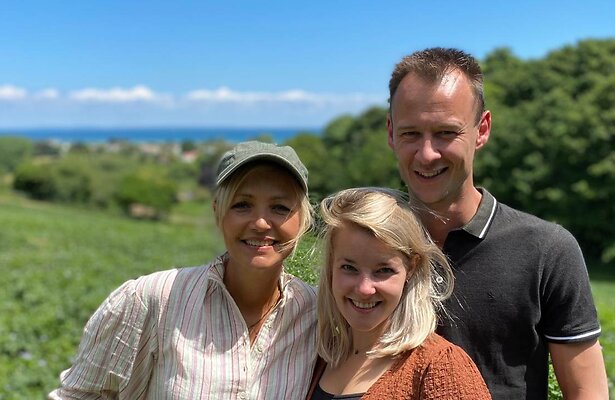 Yvon Jaspers met boer Jouke en Karlijn.
