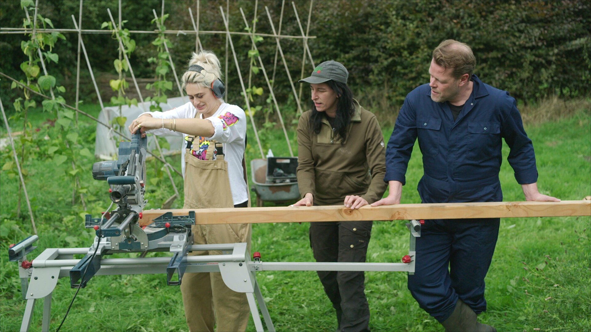 Martijn Koning en Bente Fokkens steken de handen uit de mouwen in Boerderij Van Dorst