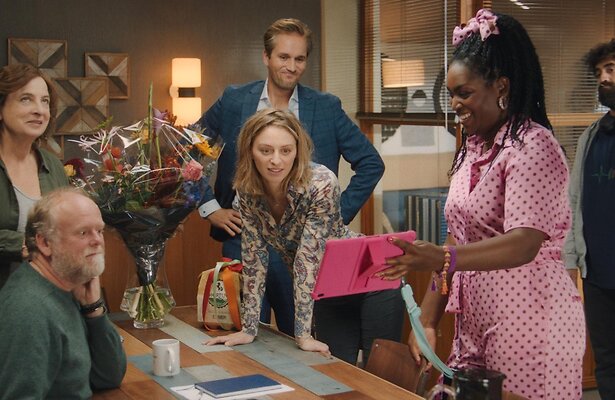 vlnr Jacqueline Blom als Helen, Michiel Nooter als Mike, Lykele Muus als Tom, Claire Bender als Kiki, Quiah Shilue als Naomi en Saman Amini als Mehrdad