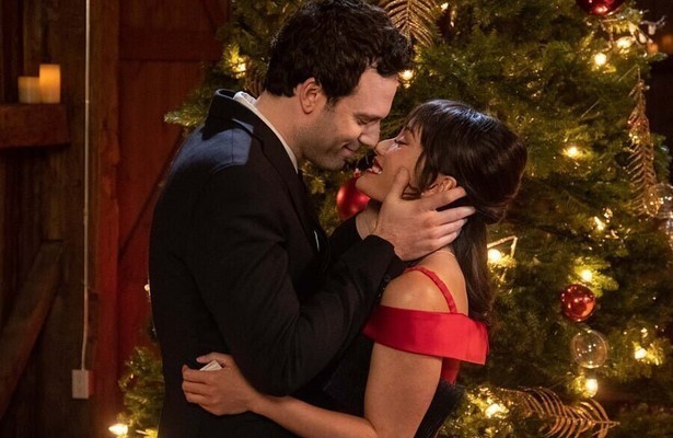 Jacky Lai en Jake Epstein in Candy Cane Candidate