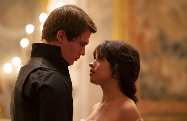 Camila Cabello en Nicholas Galitzine in Cinderella
