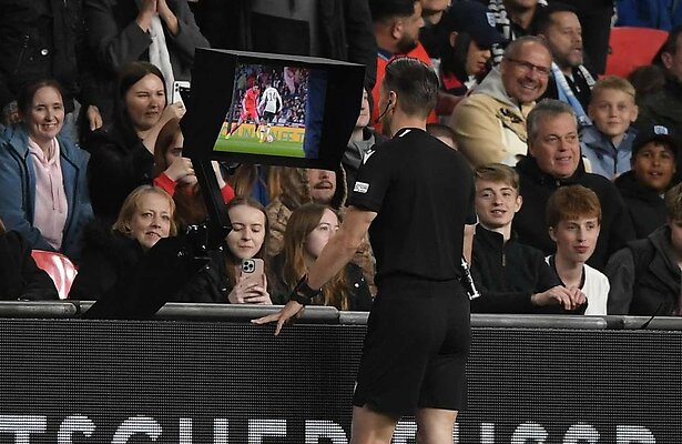 Scheidsrechter Danny Makkelie tijdens Engeland - Duitsland (2022)