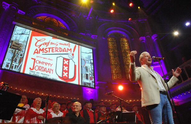 Dries Roelvink brengt ode aan Johnny Jordaan.