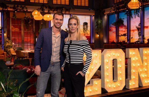 Hélène Hendriks met Rutger Castricum voor De Oranjezondag