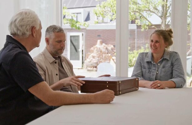 Bob Sikkes en Tijl Beckand met Sabijn in De Moeite Waard?!