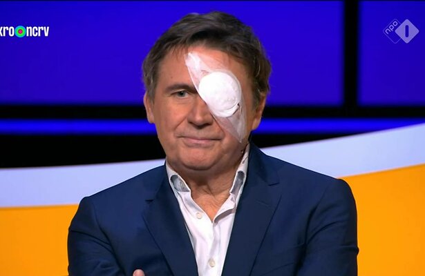 Slimste Mens-kandidaat Erik van Looy met afgeplakt oog in uitzending.