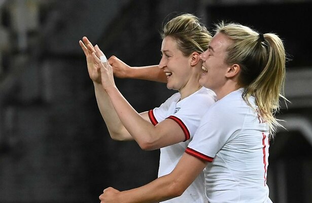 Ellen White en Lauren Hemp