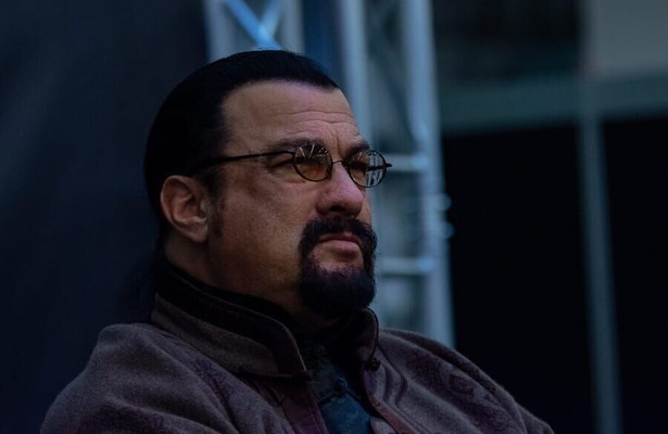 Steven Seagal in End of a Gun