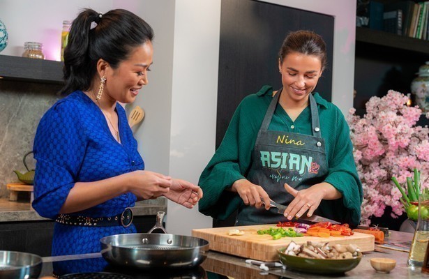 Eveline Wu met Nina Warink in Eveline's Asian Favourites op 24Kitchen
