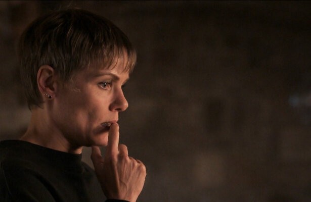 Eva (Angela Schijf) heeft het moeilijk in Flikken Maastricht