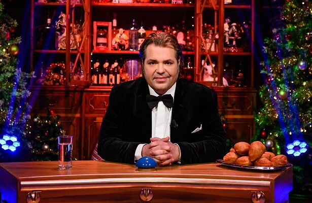 Frank Evenblij achter de desk bij Rad van het Jaar.