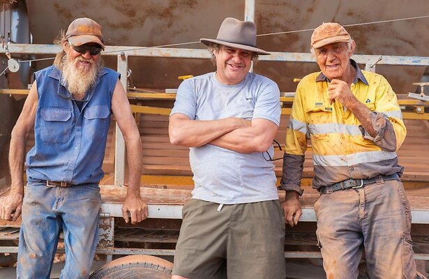 Frank Lammers met goudzoeker in de outback.