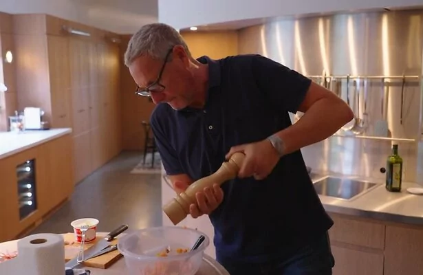 Gert Verhulst is aan het koken.