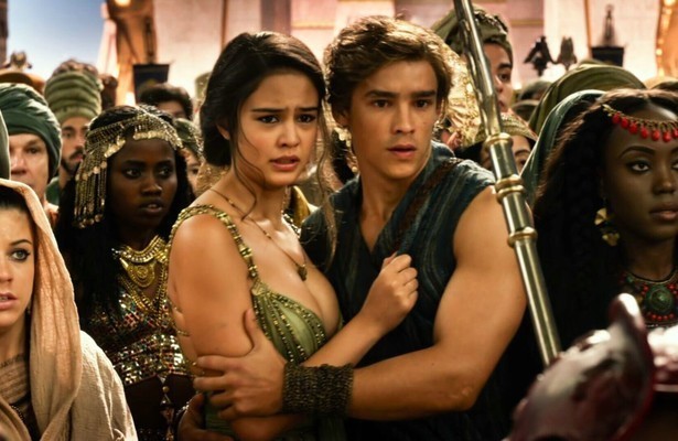Courtney Eaton en Brenton Thwaites in Gods of Egypt