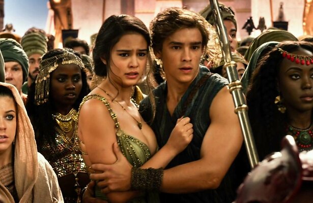 Courtney Eaton en Brenton Thwaites in Gods of Egypt