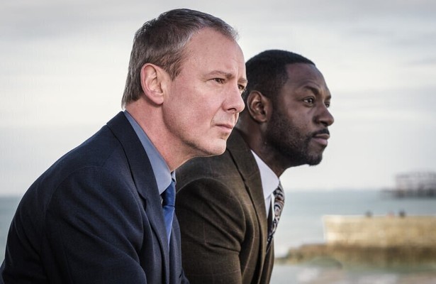 John Simm als Roy Grace en Richie Campbell als Branson in Grace