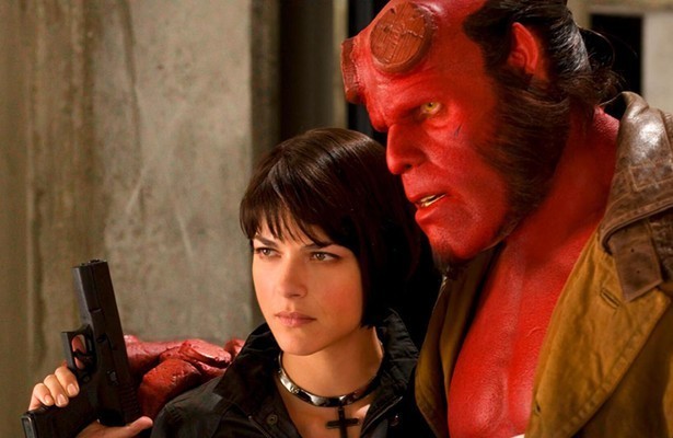 Selma Blair als Liz Sherman en Ron Perlman als Hellboy in Hellboy II: The Holden Army