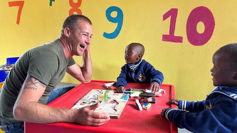 Ivo Putman helpt Kinderfonds MAMAS in De Grote Huisverbouwing