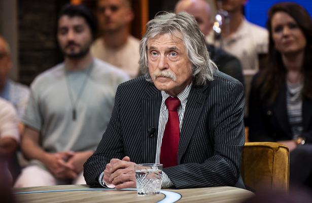 Johan Derksen op zijn stoel bij Vandaag Inside.