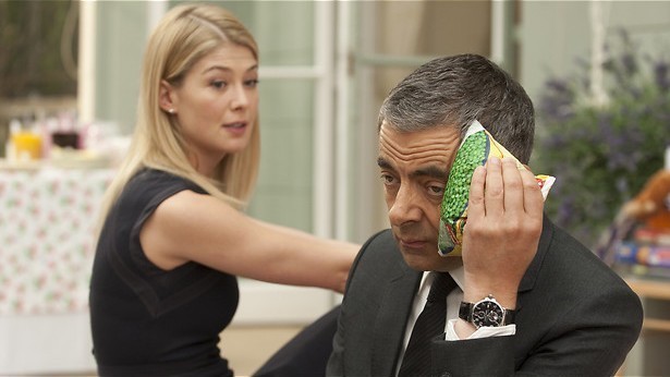 Rowan Atkinson stuntelt vrolijk verder