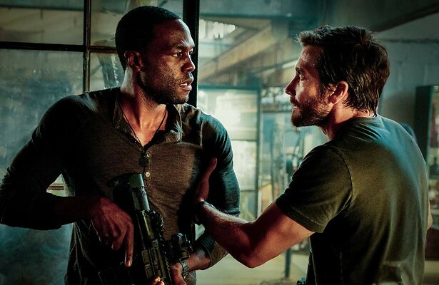 Jake Gyllenhaal en Yahya Abdul-Mateen II in Ambulance