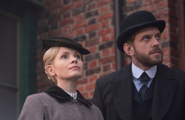 Kate Phillips als Eliza Scarlet en Tom Durant Pritchard als Alexander Blake in Miss Scarlet