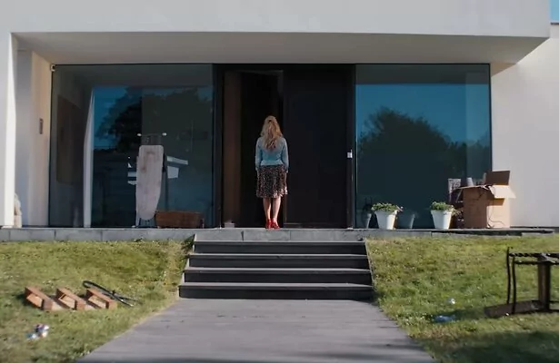 Tatjana voor de villa van Flodder.