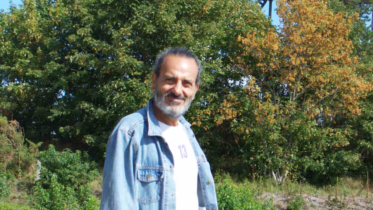 Kefah Allush gaat langs bij de Rode Kabouter op Vlieland in Vuurtorenverhalen