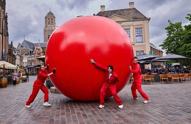 Sylvia Geersen, Christina Curry en Koen Pieter van Dijk voor Let's Play Ball