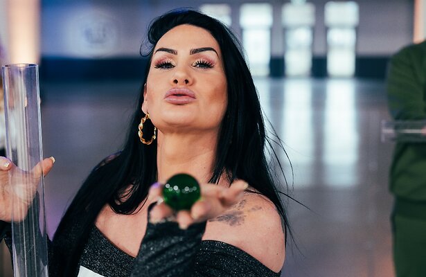 Zijn deze Echte Meisjes in de Jungle bezig met een eigen tv-programma?