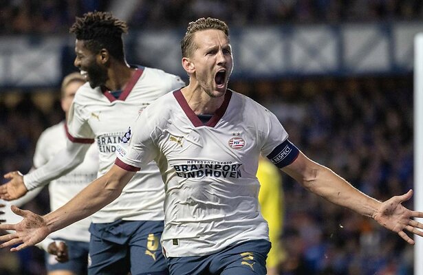 Luuk de Jong van PSV in strijd tegen Rangers 