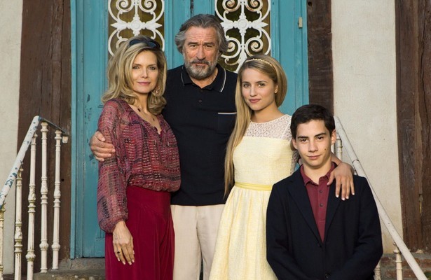 Michelle Pfeiffe, Robert De Niro, Dianna Agron en John D'Leo in Malavita