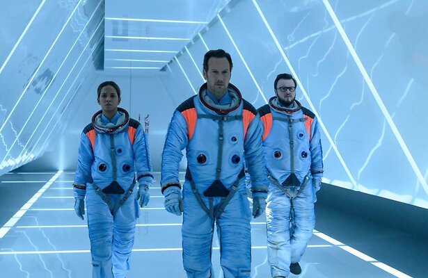 Halle Berry, Patrick Wilson en John Bradley in Moonfall