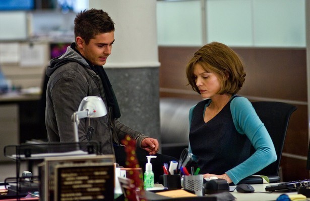 Zac Efron en Michelle Pfeiffer in New Year's Eve