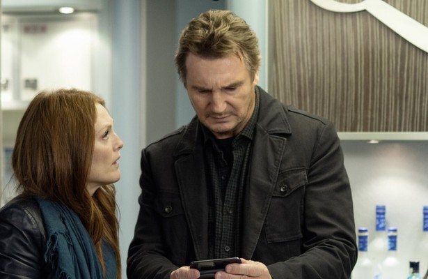 Liam Neeson en Julianne Moore in Non-Stop