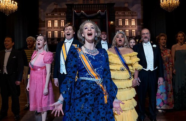 Noortje Herlaar met cast Koningshuis de Musical