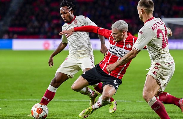 PSV wacht leeg stadion in Monaco