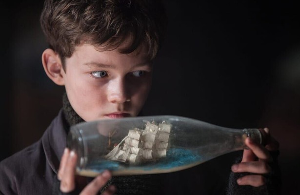 Levi Miller als Peter Pan in Pan
