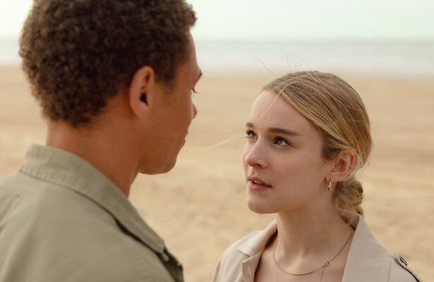 Pommelien Thijs met Eliya Althena in Knokke Off S2