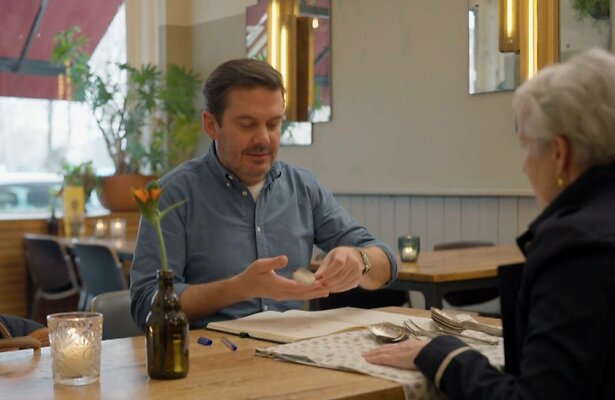 Ruben Nicolai krijgt het zilveren bestek te zien. 