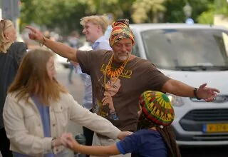 Rutger en de uitkeringstrekkers op vakantie