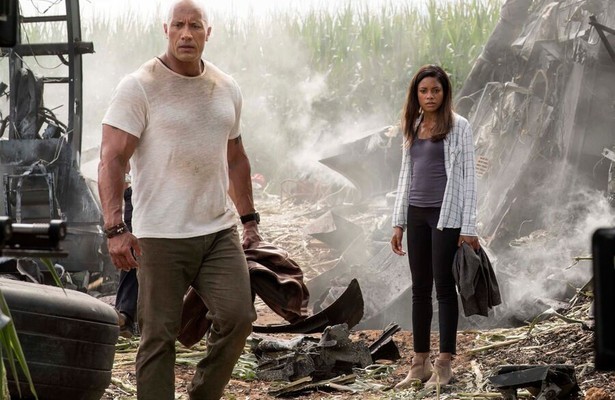 Dwayne Johnson en Naomie Harris in Rampage: Big Meets Bigger