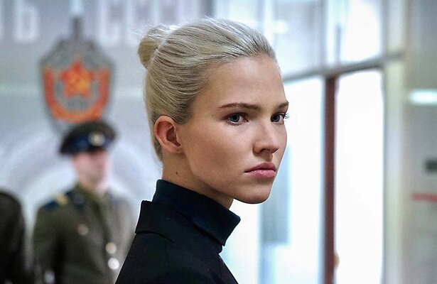 Sasha Luss als Anna in de actiefilm Anna