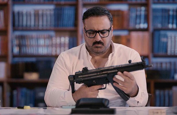 Sinan met een automatisch geweer