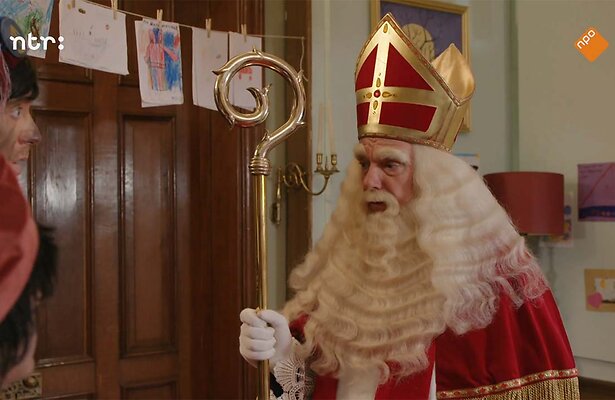 Sinterklaas vertelt wat er in de brief van het ziekenhuis zit