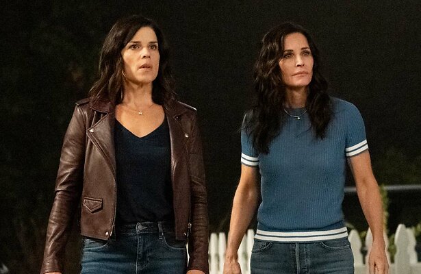 Neve Campbell en Courteney Cox in Scream