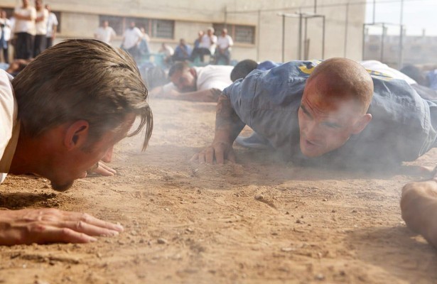 Nikolaj Coster-Waldau en John Trejo in Shot Caller