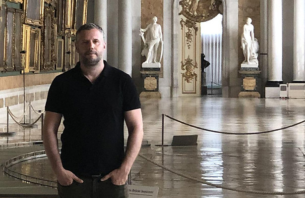 Tijl Beckand aan de wandel voor Bach 