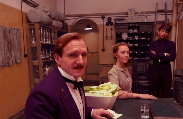Ralph Fiennes, Saoirse Ronan en Tony Revolori in The Grand Budapest Hotel