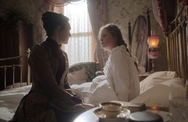 Claire Cooper en Shannon Lavelle in The Hardacres